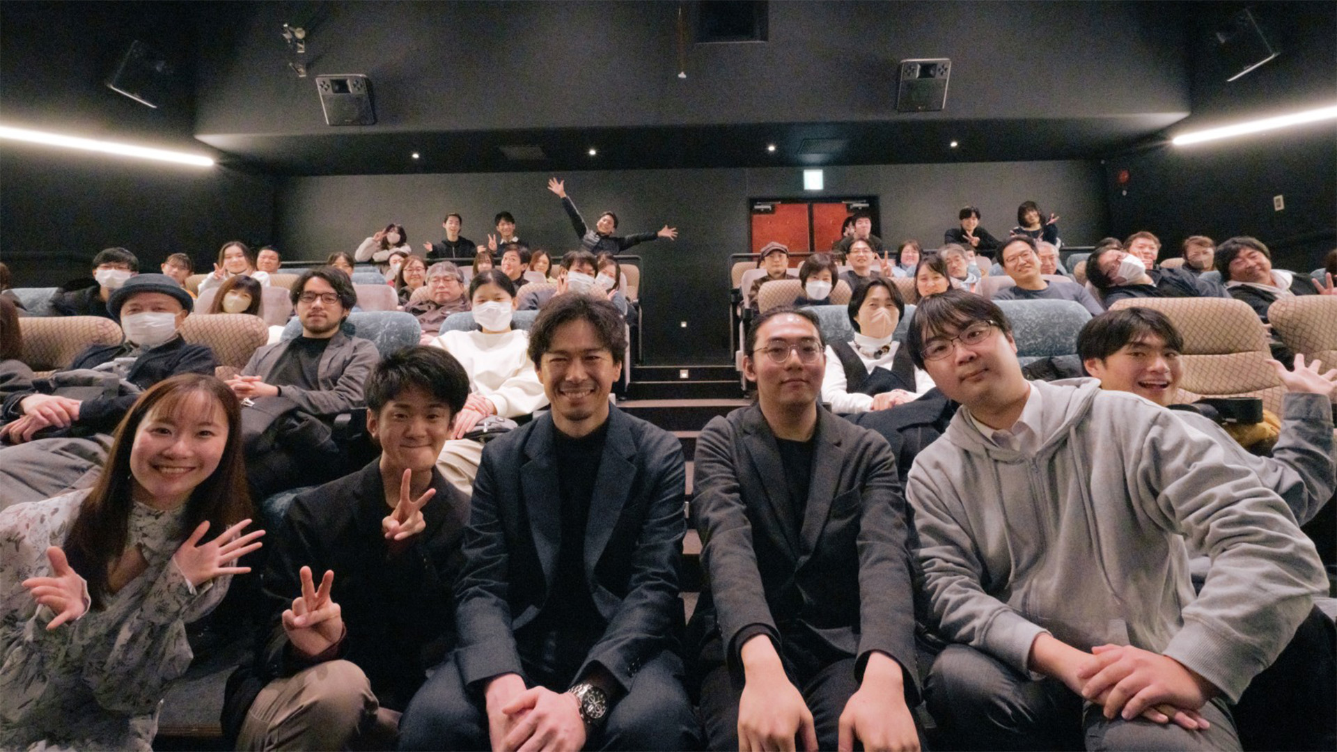 サムネイル画像。シアターでの集合写真。